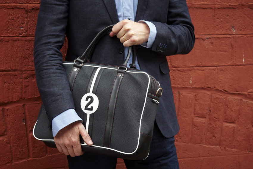 sac-ordinateur-homme-gris-entre-2-retros